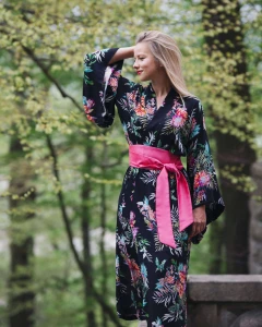 Kimono NIGHT GODDESS z ozdobnym różowym pasem