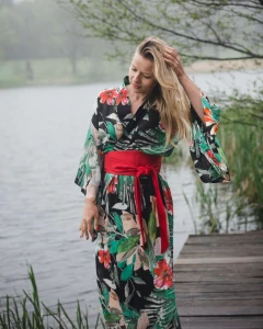 Kimono SENSUAL MIST z ozdobnym czerwonym pasem