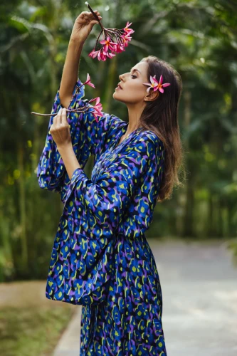Kimono Excentric DNA Moon Blossom (2).jpg